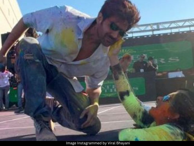 Kartik Aaryan celebrates Holi in the USA. 