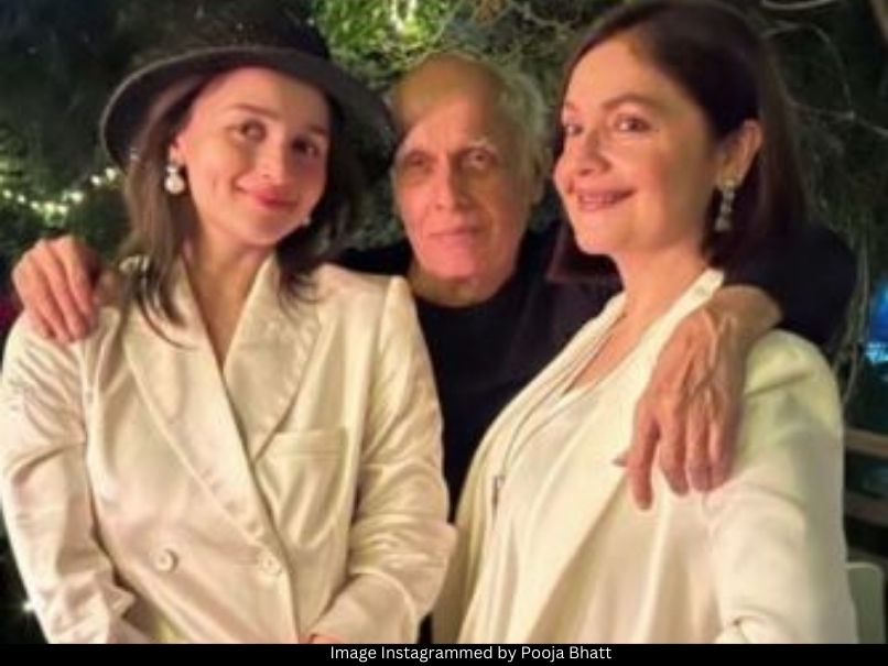 Alia Bhatt, Mahesh Bhatt and Pooja Bhatt 