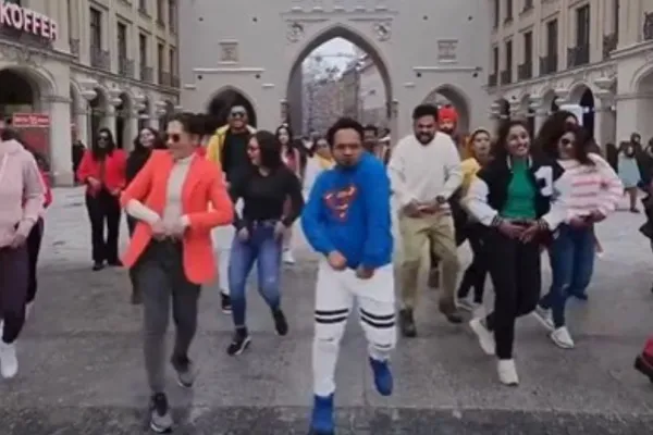 SRK fans dance to Jhoome Jo Pathaan