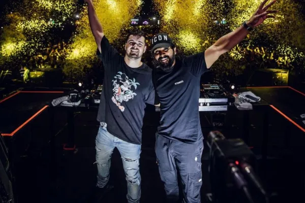 Allu Arjun sets stage on fire alongside Martin Garrix. 