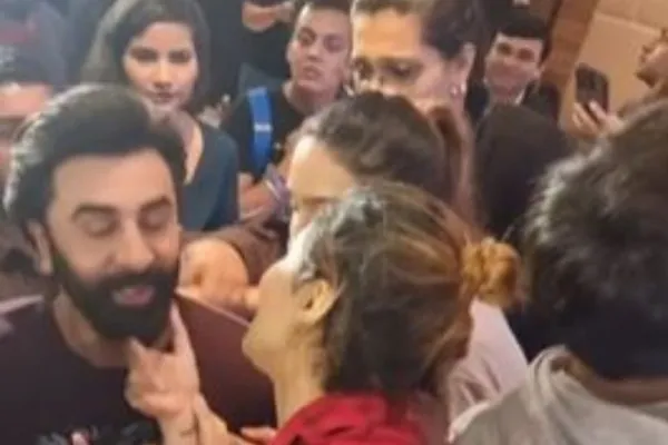 Fan tries to touch Ranbir Kapoor's face.