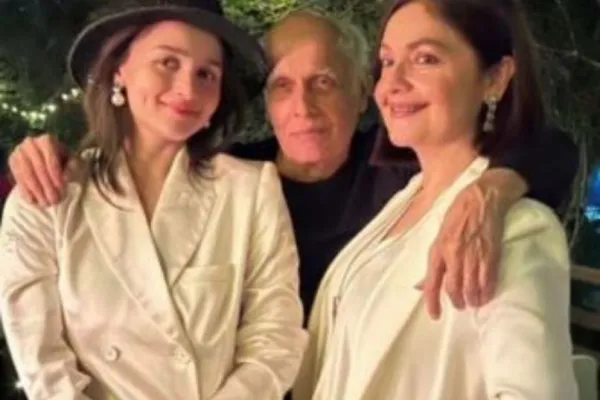 Alia Bhatt, Mahesh Bhatt and Pooja Bhatt 