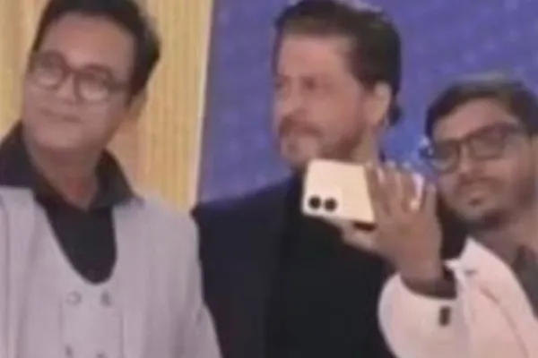 Shah Rukh Khan selfie 