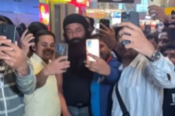 Bobby Deol airport 